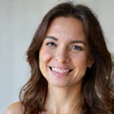 Retrato de la Dra. Ana García, Nutricionista Jefe de NutriBienestar.